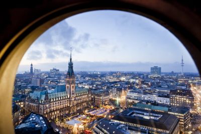 Das Hamburger Rathaus mit Weihnachtsmarkt