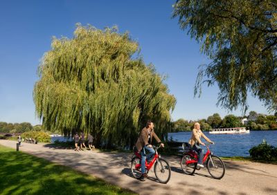 Radfahren am Ufer der Alster