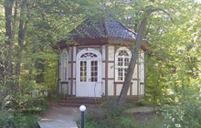 Kleiner Spielplatz im Außenbereich