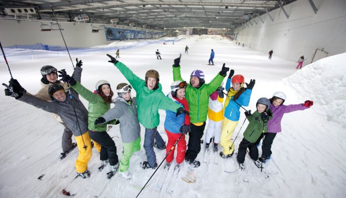 Snow Dome Gruppe auf Skiern